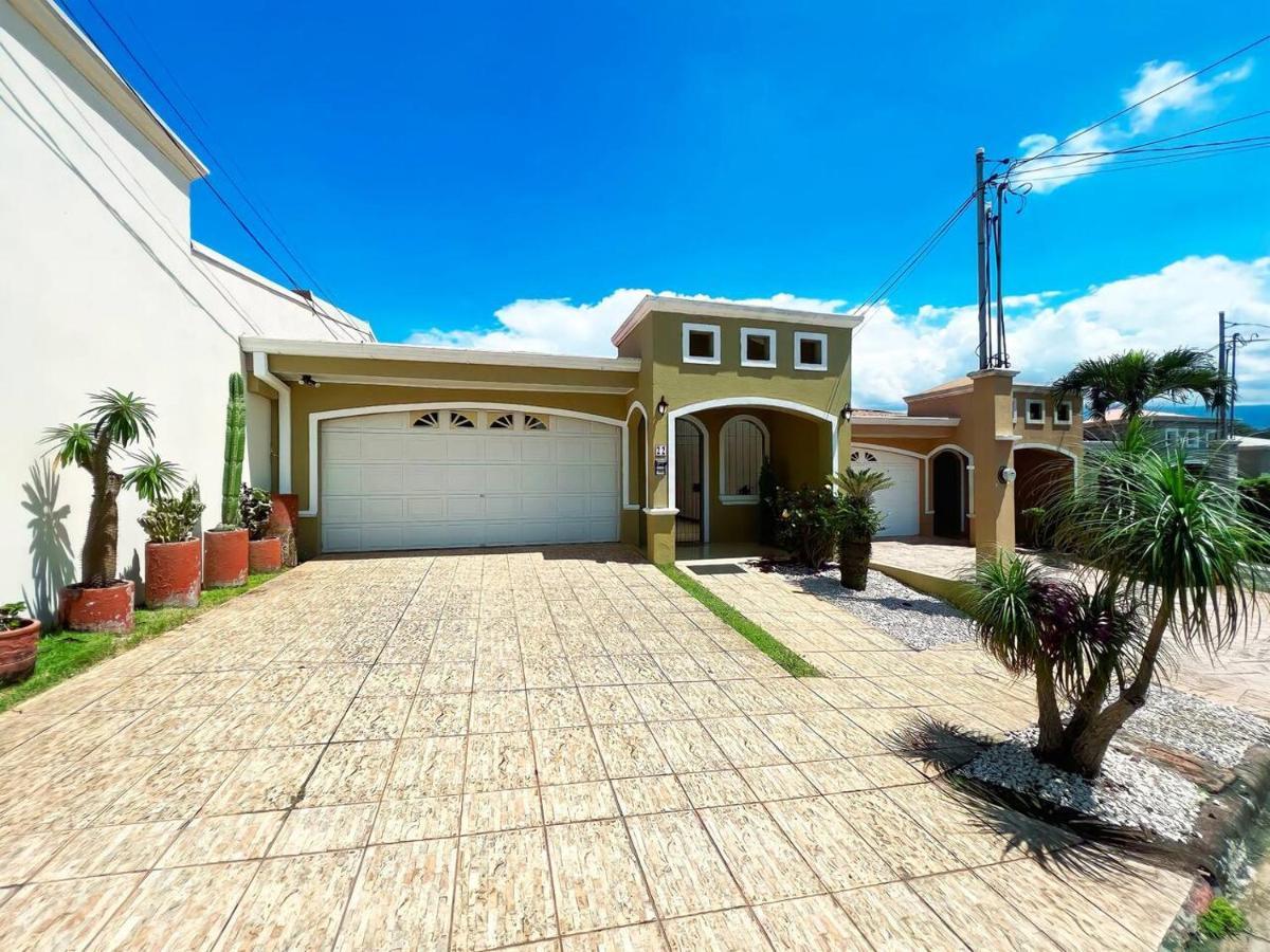 Beautiful Home W/ Backyard, Ac - Close To Airport Brasil Eksteriør billede